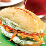 Krem peynirli ve sebzeli piknik sandviçleri