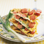 Soğanlı ve sosisli omlet kulesi