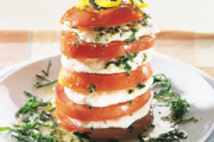 Pesto soslu domates kulesi