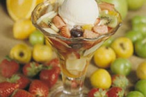 Vanilyalı dondurma ile karışık meyve salatası